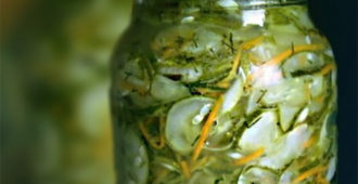 Салат из огурцов на зиму с луком и растительным маслом