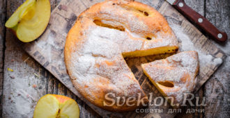 Пышная шарлотка с яблоками на кефире