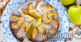 Шарлотка с творогом и яблоками