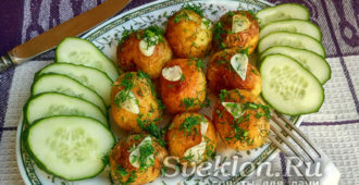 молодая картошка с укропом и чесноком