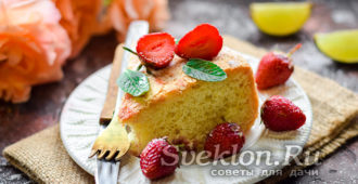 шарлотка с клубникой