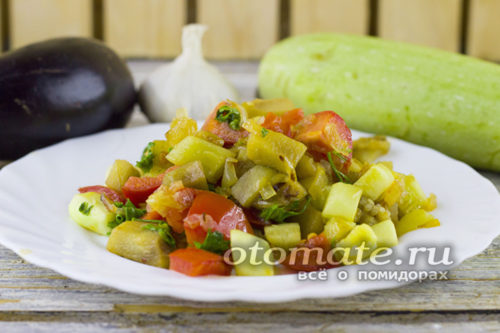 Вкусные тушеные баклажаны с кабачком и помидорами