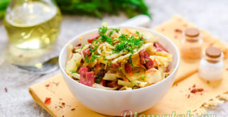 Тушеная капуста с колбасой