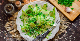 салат из свежих кабачков с кунжутом