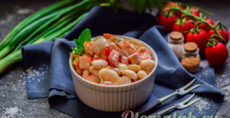 салат с фасолью, томатами и помидорами