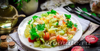 салат с курицей, фасолью, овощами