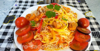 салат с фунчозой и овощами