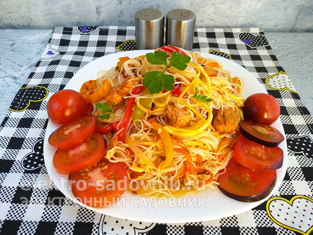 салат с фунчозой и овощами