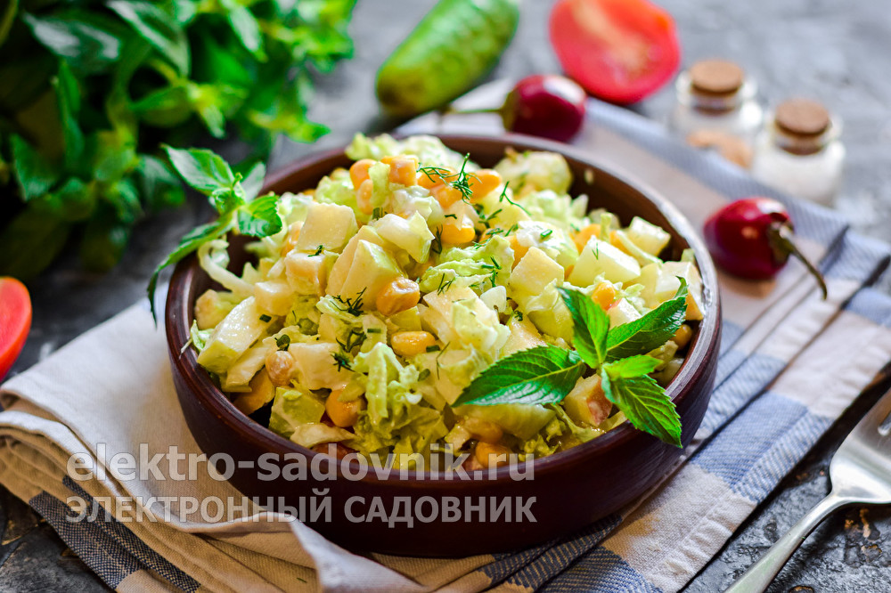 салат из пекинской капусты с яблоком и кукурузой