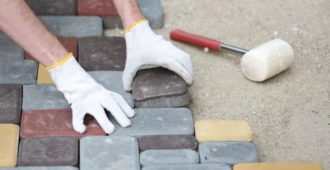 Тротуарная плитка во дворе дома